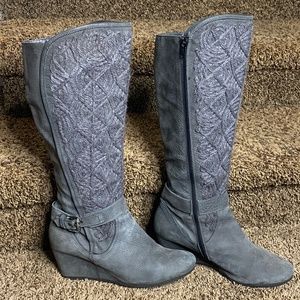 HOT gray boots!